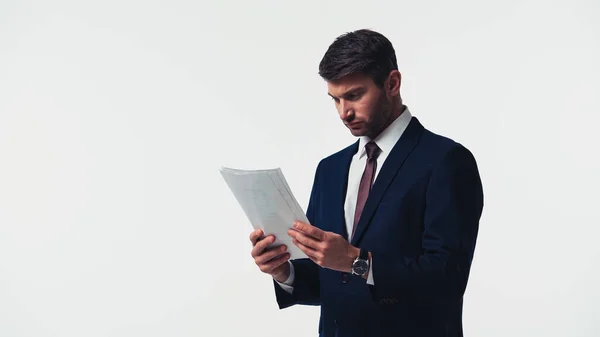 Empresário em uso formal segurando papéis isolados em branco — Fotografia de Stock