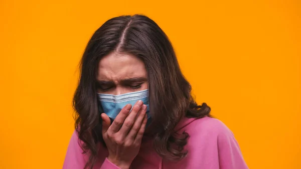 Donna malata in maschera medica tosse isolata su giallo — Foto stock