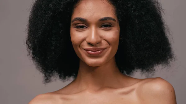 Щаслива афроамериканка з голими плечима ізольована на сірому — стокове фото