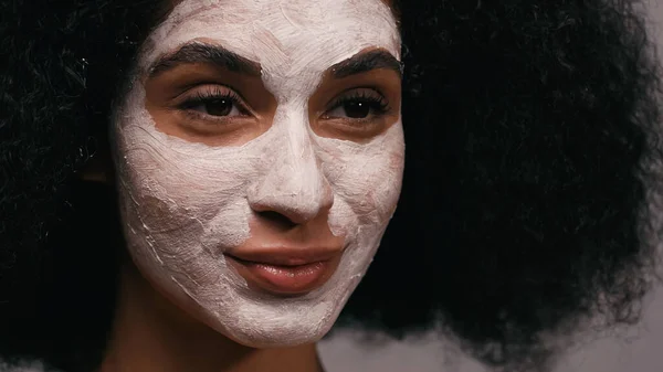 Primer plano de la mujer afroamericana con máscara de arcilla en la cara - foto de stock