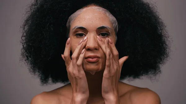 Африканская американка нанесла маску, изолированную на сером — стоковое фото