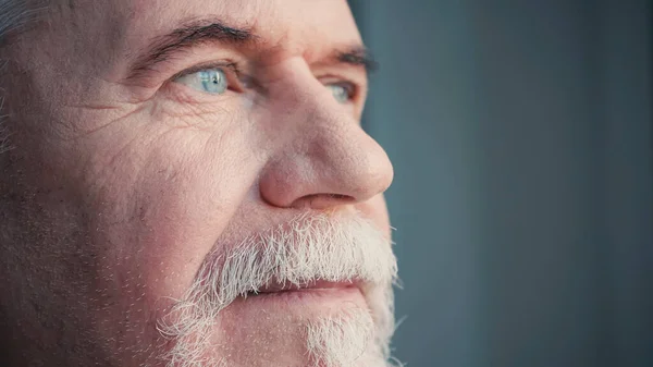 Primer plano del hombre mayor con los ojos azules - foto de stock