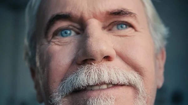 Крупним планом щасливий пенсіонер з блакитними очима — стокове фото