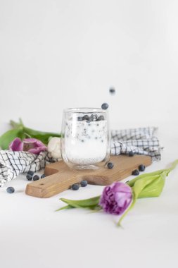 Hindistan cevizi sütü ve yabanmersinli Chia pudingi.