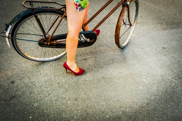 Kvinna på cykel — Stockfoto