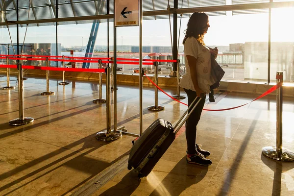 Fille à l'aéroport — Photo