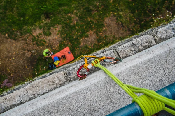 Close-up of a rock climbing rope with hooks on rock — Stock Photo, Image