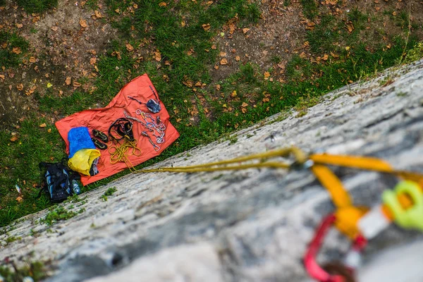 Detail horolezecké lano s háky na skále — Stock fotografie