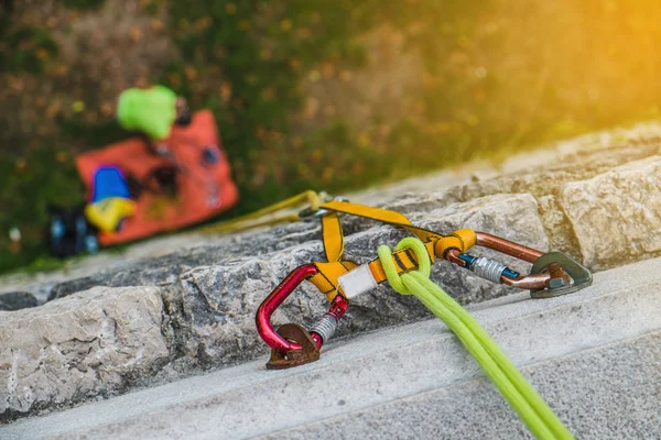 Close-up van een rotsklimmen touw met haken op rots — Stockfoto