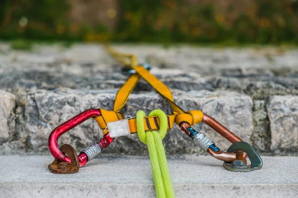 Close-up van een rotsklimmen touw met haken op rots — Stockfoto