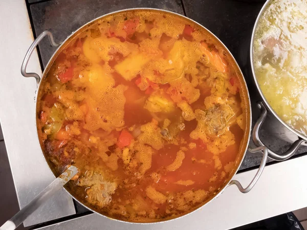 ストーブの上の鍋に熱いスープ、トップビュー ストック写真