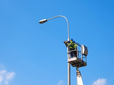 Platformu kaldıran işçiler