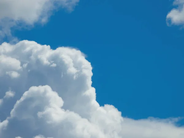 Fluffy cumulus clouds — Stock Photo, Image