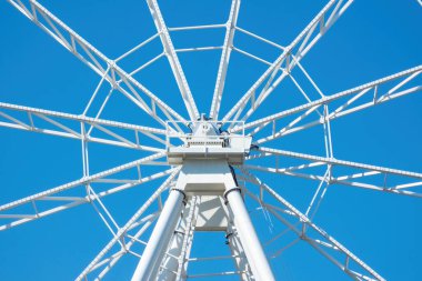 Güneşli bir günde dönme dolap parçası