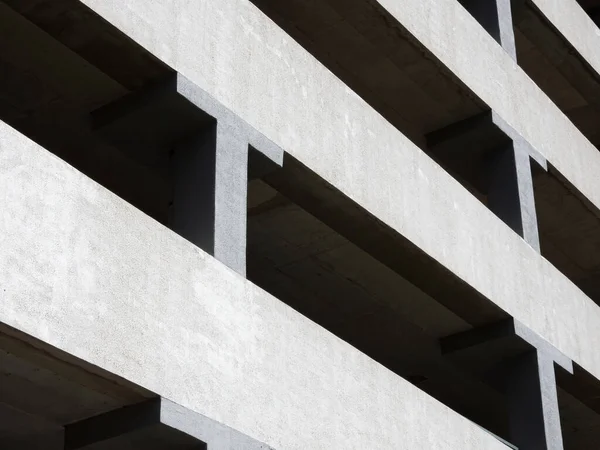 Façade en béton gris d'un parking multi-niveaux — Photo