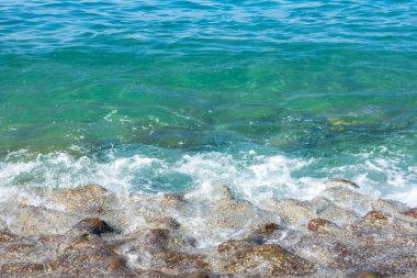 Güneşli bir günde Akdeniz 'in ılık dalgaları