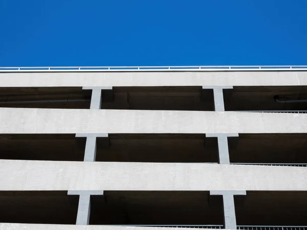 Façade d'un parking multi-niveaux sur fond de ciel bleu — Photo