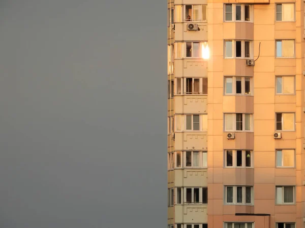 Immeuble résidentiel de plusieurs étages dans les rayons du soleil couchant — Photo