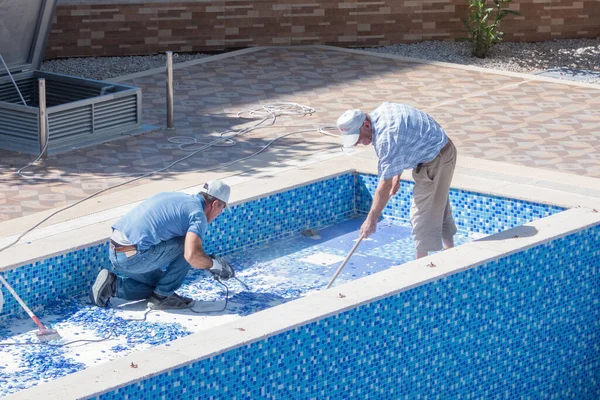 Deux ouvriers réparent une piscine - Alanya, Turquie - 18 mai 2021 — Photo