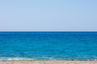 Açık mavi gökyüzüne karşı güneşli ve rüzgarlı bir günde