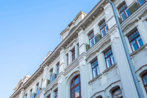 Vacker fasad på en gammal byggnad med massor av fönster — Stockfoto