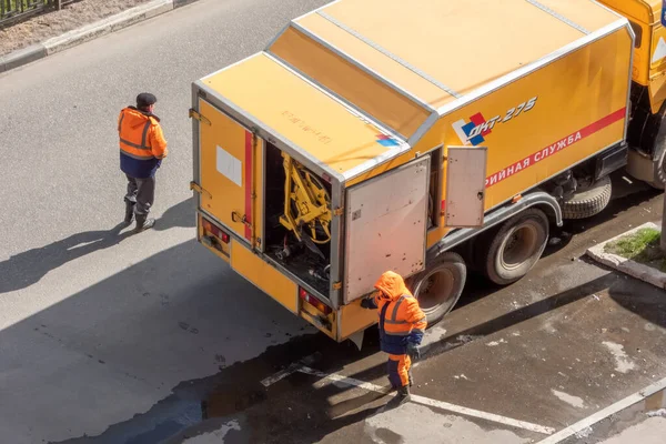 Vehículo de plomería de emergencia Vodokanal trabajando en la carretera de la ciudad —  Fotos de Stock