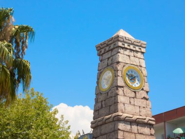 Mahmutlar 'ın merkezindeki saat kulesinde yeni saat mekanizması var.