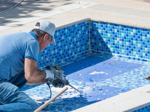 Mężczyźni naprawiający basen na dziedzińcu budynku mieszkalnego Obrazy Stockowe bez tantiem