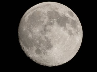 Karanlık gece gökyüzünde dolunay. Ağda Hilal