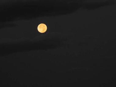 Dolunay gecenin karanlığında gökyüzünde bulutlarla