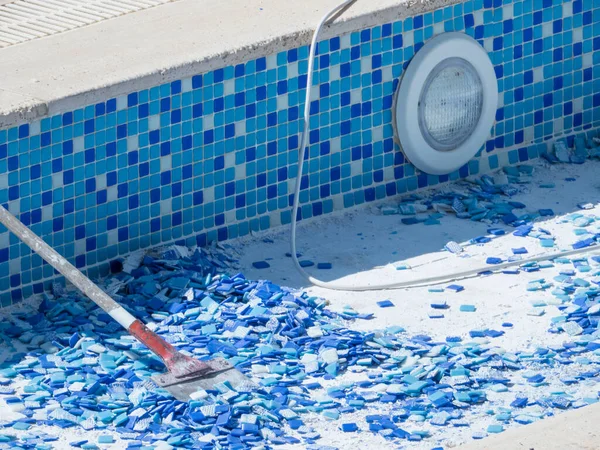 Processo di sostituzione mosaico piscina prima dell'estate Foto Stock