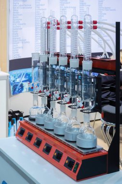 Laboratuvar ekipmanlarının sergilenmesi için yeni laboratuvar cihazıyla birlikte durun.