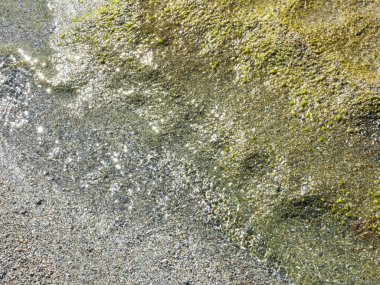 Akdeniz 'deki deniz suyu birikintisinde parlak güneş parlıyor.