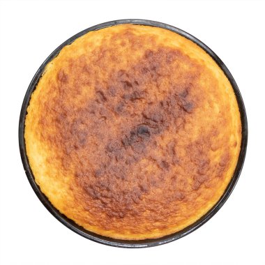Beyaz bir tepside izole edilmiş, yuvarlak bir pasta.