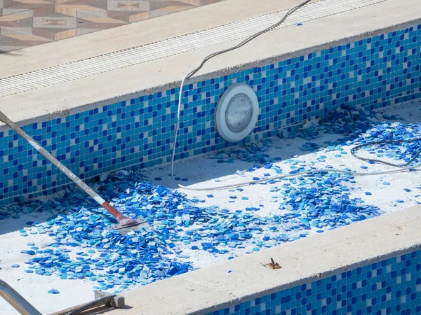 Piscina azul superficie de mosaico en reconstrucción —  Fotos de Stock