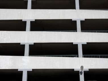 Çok katlı bir otopark binası cephesi