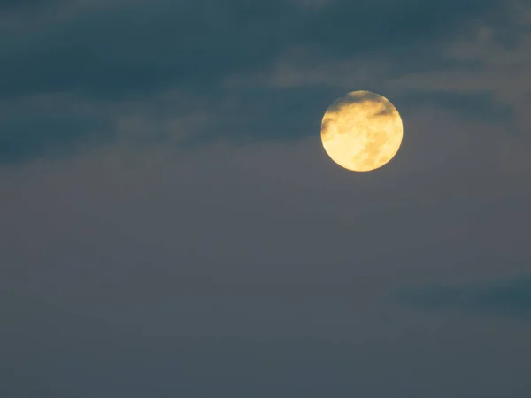 Luna llena sobre el fondo del cielo del amanecer y las nubes — Foto de Stock