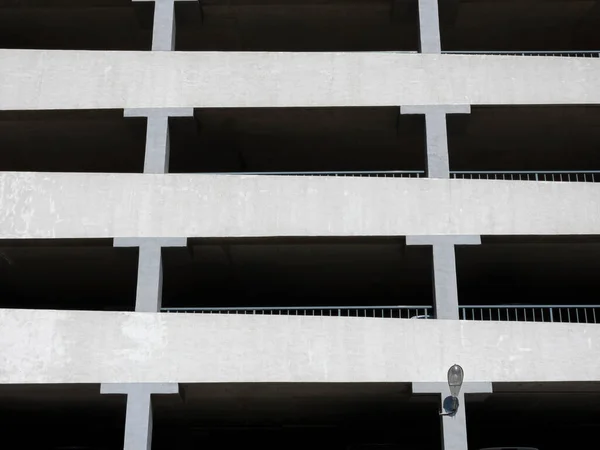 Façade d'un parking à plusieurs niveaux — Photo