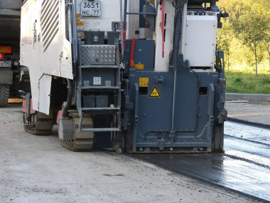 MOSCOW, Rusya - 20 SEP, 2018. Asfalt yürütme makinesi çalışıyor