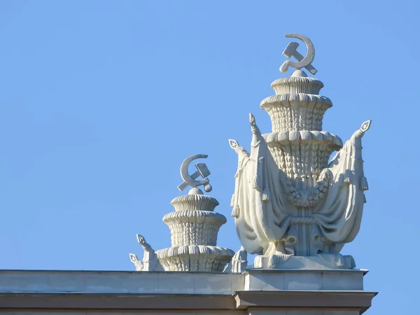 MOSCÚ, RUSIA - 20 SEP, 2018. Escultura en la entrada principal del VDNH — Foto de Stock