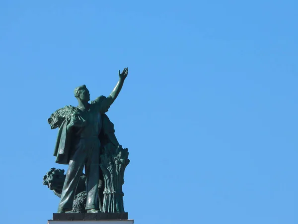 MOSCÚ, RUSIA - 20 SEP, 2018. VDNH, Escultura en el Pabellón Central — Foto de Stock