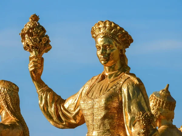 MOSCÚ, RUSIA - 20 SEP, 2018. VDNH, Estatua de la Niña Lituania, 1954 — Foto de Stock