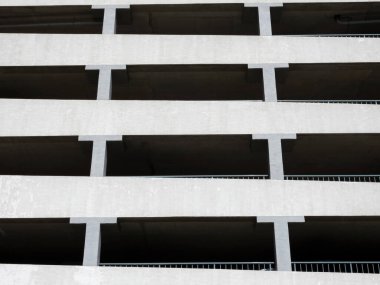 Çok katlı otopark cephesinin bir parçası.