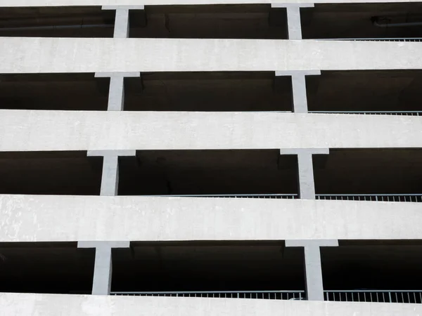 Fragment de la façade de parking à plusieurs niveaux — Photo
