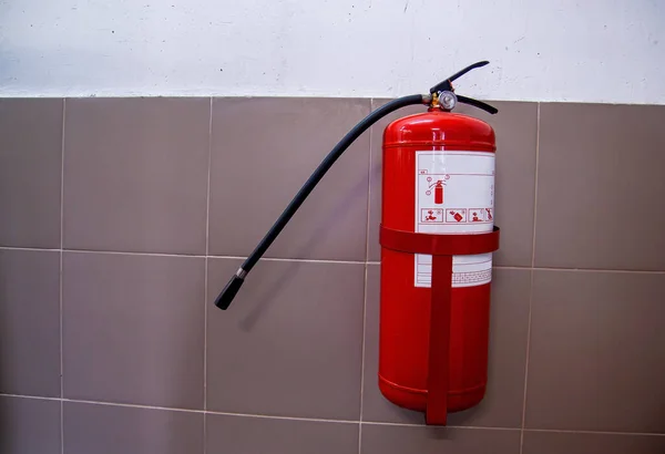 Röd Brandsläckare Tank Vägg Brandsäkerhetsutrustning — Stockfoto