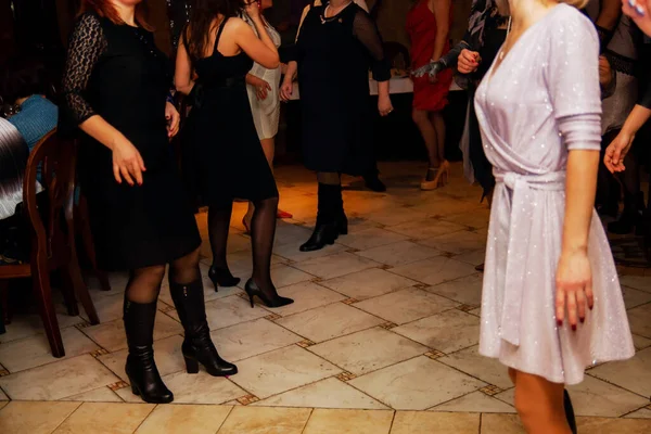 Emberek Lábai Táncolnak Egy Klubpartin Felismerhetetlen — Stock Fotó