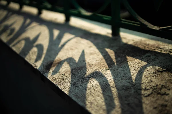 Dekoratif Demir Çitin Gölgesini Yüzeyine Çıkardığı Balkon — Stok fotoğraf