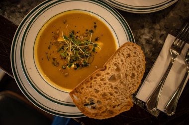 Tohumlu balkabağı çorbası, maydanoz ve krema 
