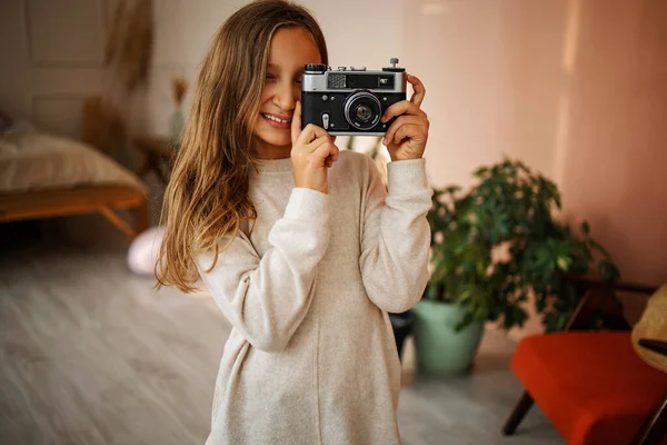 Cute Little Happy Girl Vintage Photo Camera Bright Room — Stock Photo, Image