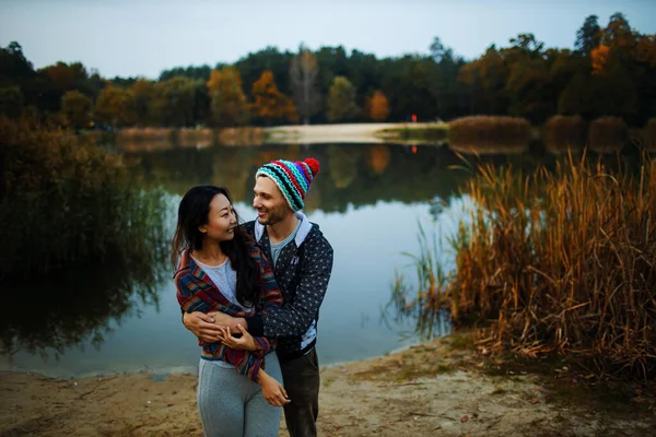 Szerelmesek Romantikus Időtöltése Autumn Parkban — Stock Fotó